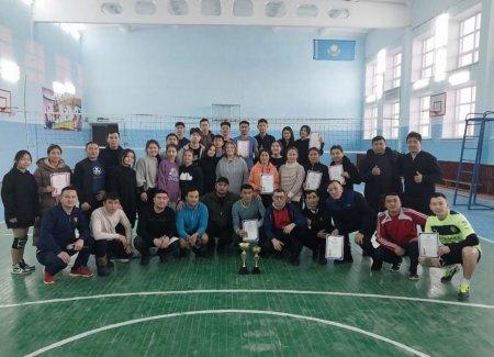 Мектептің 5жылдығына орай ұстаздар, ата-аналар, оқушылар арасында өткен волейболдан жарыс.