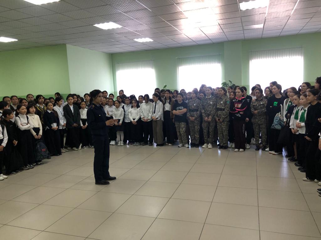 Әуезов полиция қызметкері оқушы қыздармен кездесті.